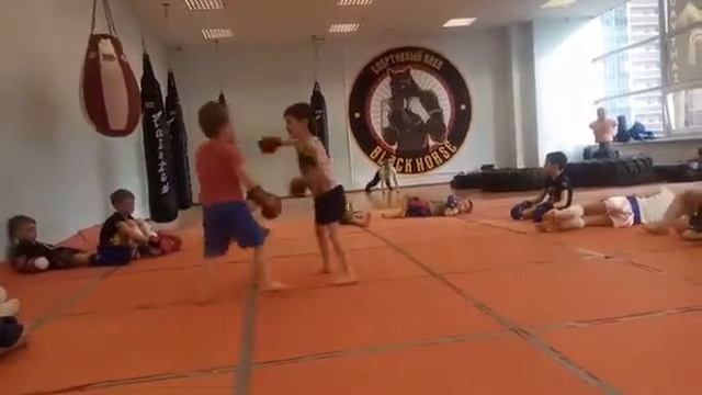 Плаксин Рома, 4 года - Полянский Миша, 4 года. Спарринги. Тайский бокс. СК 