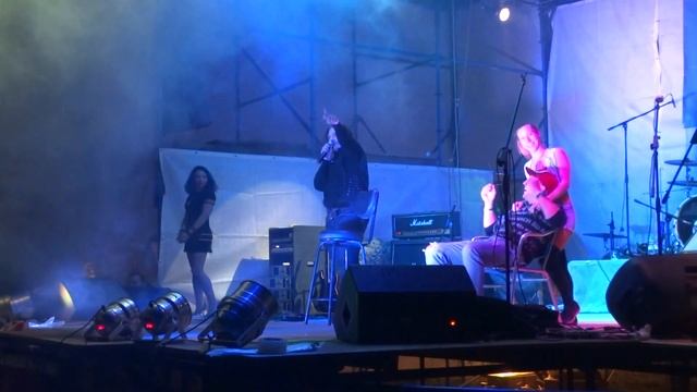 скромные танцы байкерш смотреть онлайн