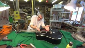 Сезонная зимняя регулировка акустической гитары с вклееным грифом и анкерным винтом.