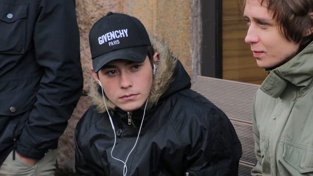 Поговорили с теми, кто ночует на Тверской, чтобы продать место в очереди за айфоном