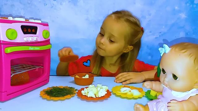 Куклы Пупсики на канале Мадемуазель Злата. Диана кушает овощной суп на завтрак. смотреть онлайн