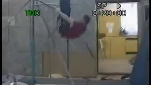 Турник. Подъём двумя с поворотом на 180 в соскок