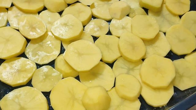 МЯСО ПО- ФРАНЦУЗСКИ ИЗ СВИНИНЫ С КАРТОШКОЙ В ДУХОВКЕ! смотреть онлайн