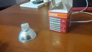Почему не входит лампочка в точечный светильник