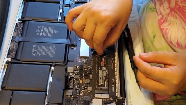 MacBook Pro (Ritina, 13-inch, Early 2015) Upgrade To NVMe M.2 SSD And Thermal Paste Upgrade