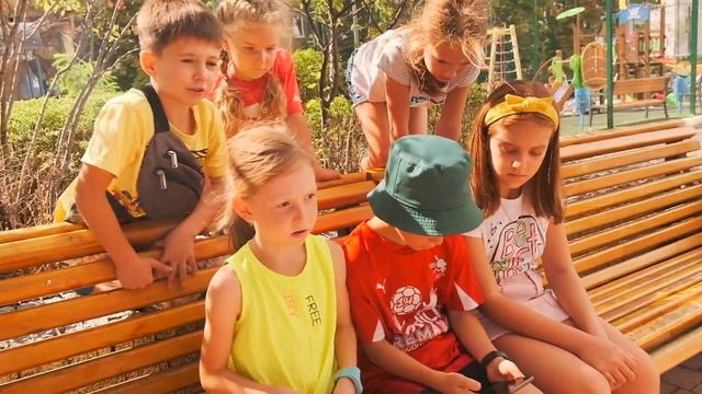 Черлидерша Вероника и друзья гадают во дворе. смотреть онлайн