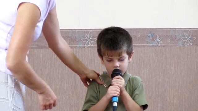 Стих Максим - Вышел ежик на лужайку - 29.07.18г. смотреть онлайн
