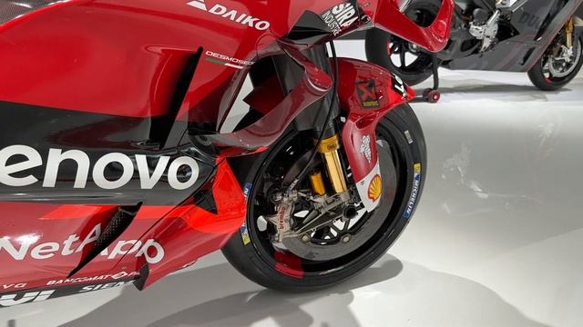 Race Monster ! 2022 Ducati Desmosedici GP 157kg 260hp смотреть онлайн