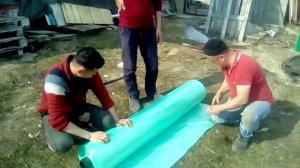 Накрываем плёнкой деревянную теплицу!