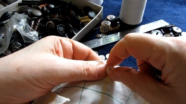 Как пришить правильно рубашечную пуговицу на 4 отверстия. смотреть онлайн