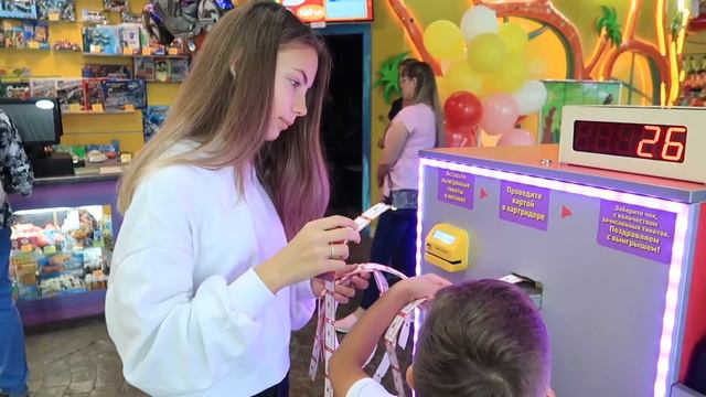 НЕДЕЛЯ ВЛОГОВ ДЕНЬ 3 ИГРОВЫЕ АВТОМАТЫ // ЧУТЬ НЕ СОРВАЛА ДЖЕКПОТ! смотреть онлайн