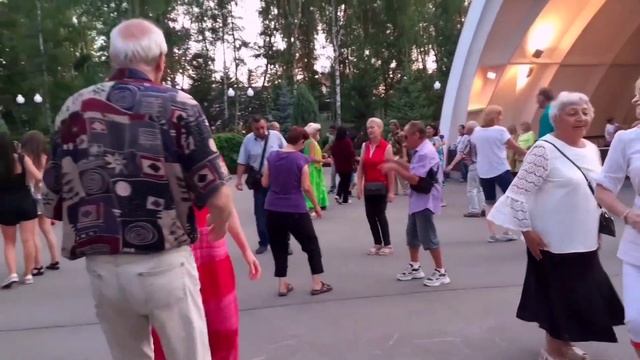 ЗАМАНИЛА, СОБЛАЗНИЛА, РАЗДРАЗНИЛА! ТАНЦЫ В ПАРКЕ ГОРЬКОГО ХАРЬКОВ смотреть онлайн
