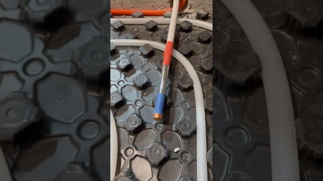 ? #ТЁПЛЫЙПОЛ . Монтаж датчика температуры. #отопление #водянойтеплыйпол #сантехника смотреть онлайн