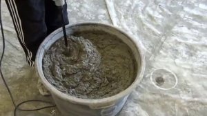 Приготовление штукатурки дрелью с насадкой миксер Нанесение на стену 2