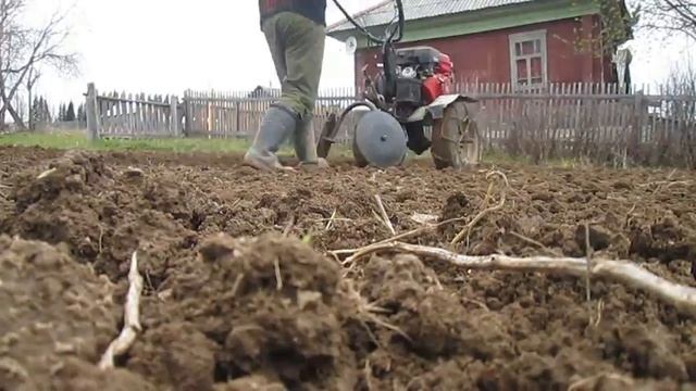 Нарезаем гребни под посадку картофеля//Делим участок//деревенские будни смотреть онлайн