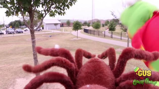 Bugs Hunting Giant Bugs at outdoor playground for kids! смотреть онлайн