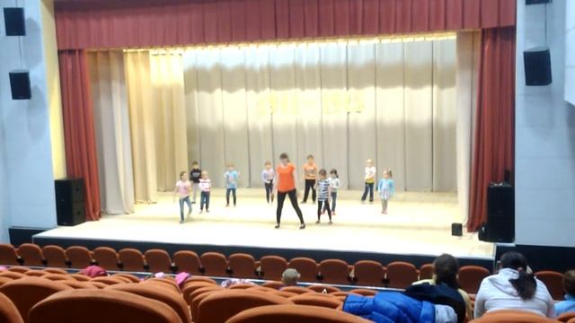 Девочка упала со сцены смотреть онлайн