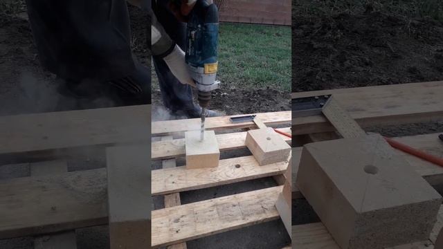 Рабочие моменты печника.Сверление отверстий под шпильку в шамотным кирпиче.