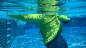 Не умеет плавать! #купатьсяводежде