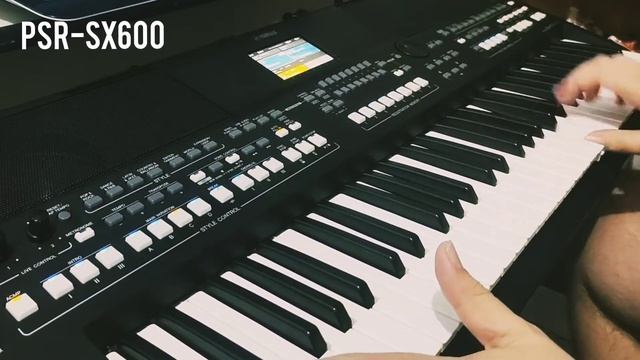 Brincando com o Yamaha PSR-SX600... смотреть онлайн