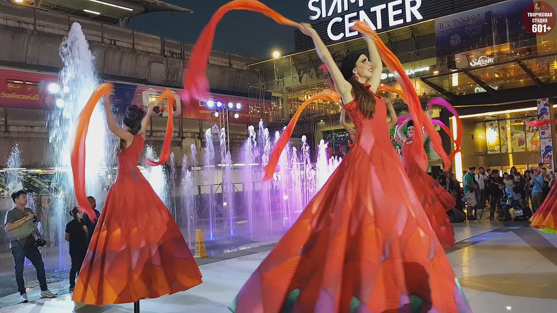 Festival Light 2019. Bangkok. Танцы на ходулях. смотреть онлайн