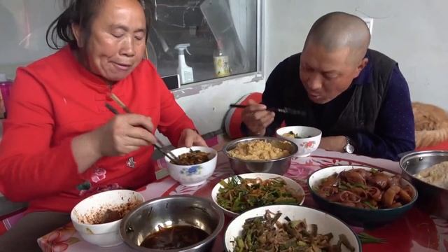 女兒買啥了？老媽誇精緻！鐵鍋溜肥腸，越嚼越香，嘴角流油吃過癮【泥土大黑】