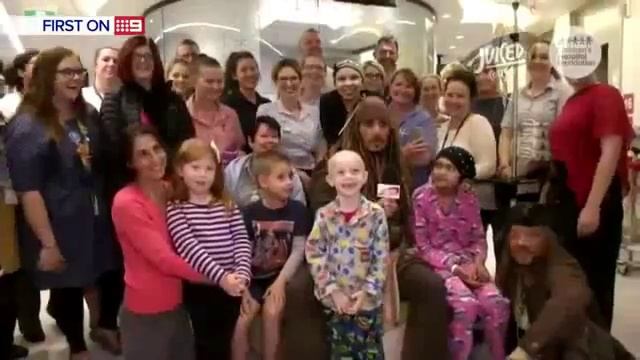 Джонни Депп в образе Джека-Воробья навестил больных детей смотреть онлайн