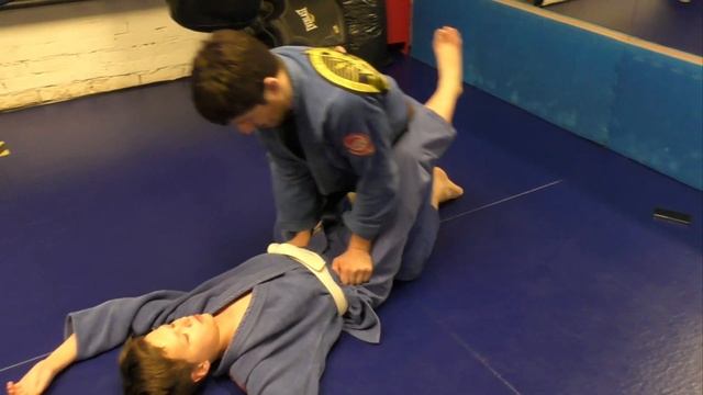 БЖЖ: дабл-андер, проход гарда и хлеборезка/BJJ: double under guard pass and breadcutter choke смотреть онлайн