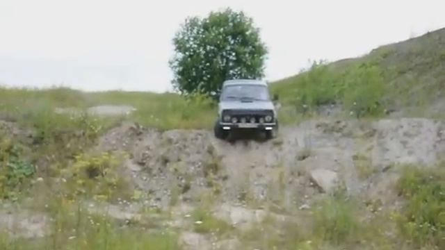 ВАЗ 21213 "Леший" ползет с обрыва смотреть онлайн