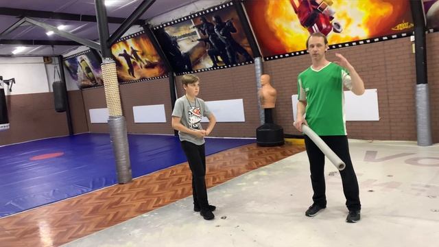 Кувырки и перекаты под палкой, работа с партнером смотреть онлайн