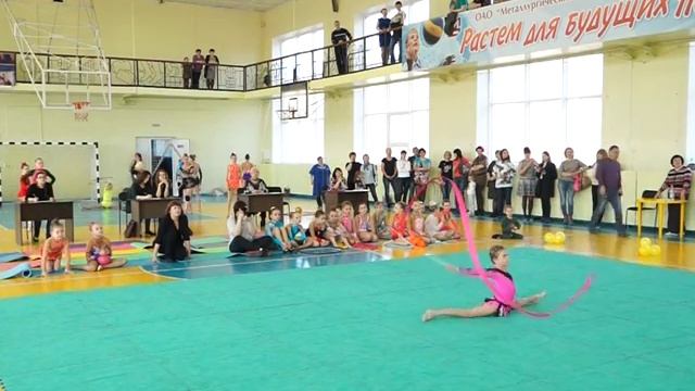 Маленькие гимнастки продемонстрировали свои таланты на Первенстве города "Грация" смотреть онлайн
