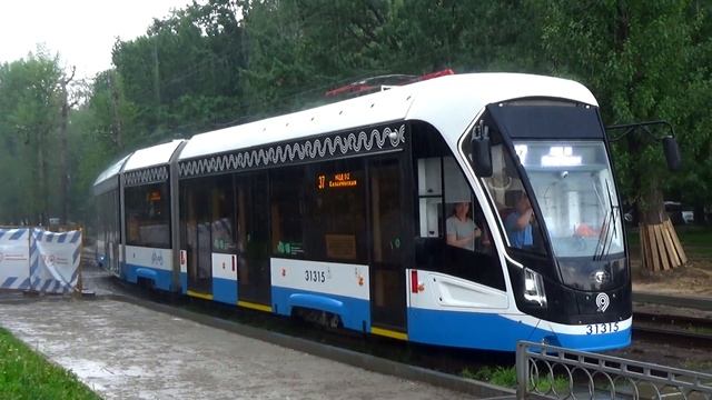 Трамвай 71-931М "Витязь-Москва" №31315 с опущенным токоприёмником переезжает временную стрелку! смотреть онлайн