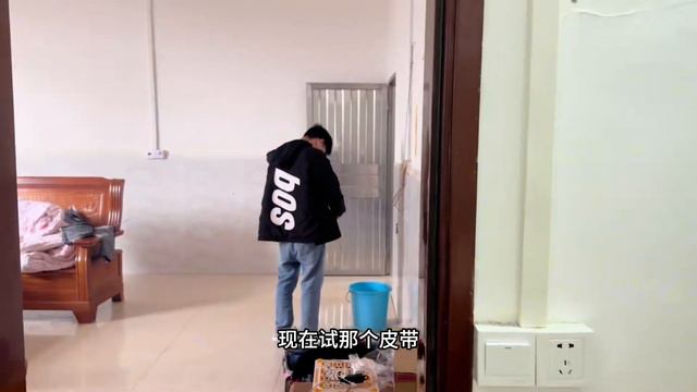准备过年了小何兄妹一起去街上逛逛，热闹的街市，人山人海又堵车 смотреть онлайн
