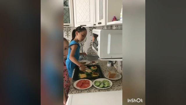 Сэндвичи☺️Хлеб,майонез,листья салата,Сыр,Кур.филе,помидоры,огурцы,кетчуп #сестричкиповарички смотреть онлайн