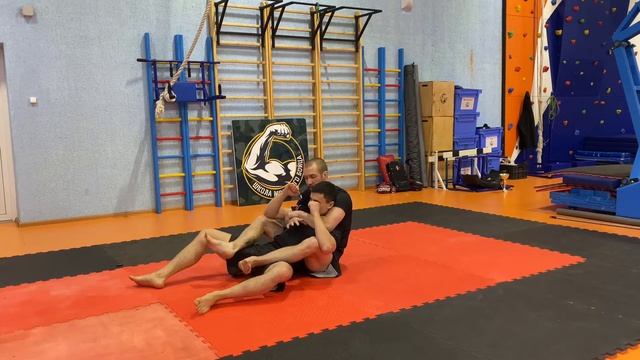 Удушение из бэк-маунт в комбинации с задняя подножка. Связка 1 смотреть онлайн