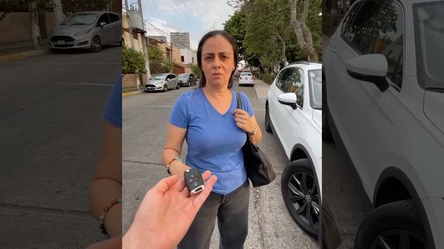 Millonario regala camioneta de lujo a señora bondadosa 😭 смотреть онлайн