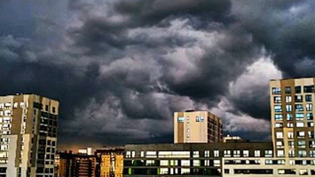 Черные тучи.