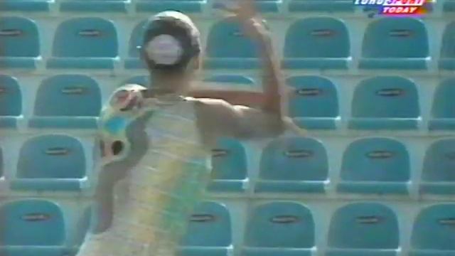 Beautiful ballerina flexible girl STRETCH in water смотреть онлайн