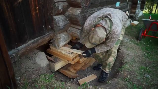 ДЕРЕВЕНСКАЯ ЖИЗНЬ МОЛОДОЙ СЕМЬИ НА УРАЛЕ | РЕМОНТ СТАРОГО ДОМА И ЧЕРНИЧНЫЙ МЕДОВИК В РАЗРЕЗЕ смотреть онлайн