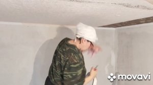 Как поклеить обои на потолок