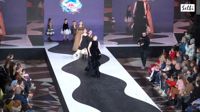 Показы мод на Kids Fashion Week в ЦДМ на Лубянке в Москве смотреть онлайн