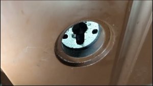 Замена цилиндра-личины врезного замка Cisa