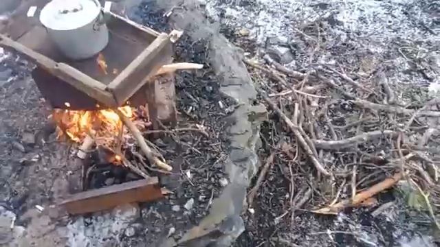 Завтрак туриста. На Зверобое есть очаг, там же я припрятал посуду(кастрюли чайник), чтобы не тащить смотреть онлайн