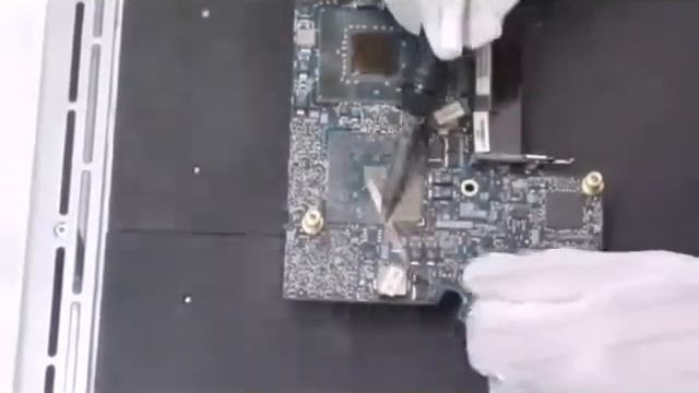 Ремонт ноутбука Apple MacBook Pro с проблемной видеокартой.mp4 смотреть онлайн