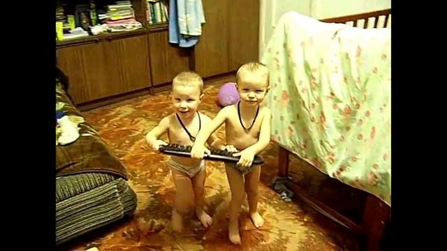 Клавиатура и маленькие дети. смотреть онлайн