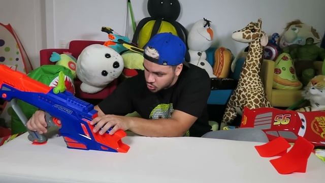 TESTANDO NERF GIGANTE E BRINQUEDOS CARROS 3 DA DISNEY - Luccas Neto diversão смотреть онлайн