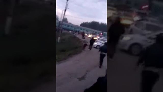 На переезде поезд сбивает пассажирский автобус/Жесть смотреть онлайн