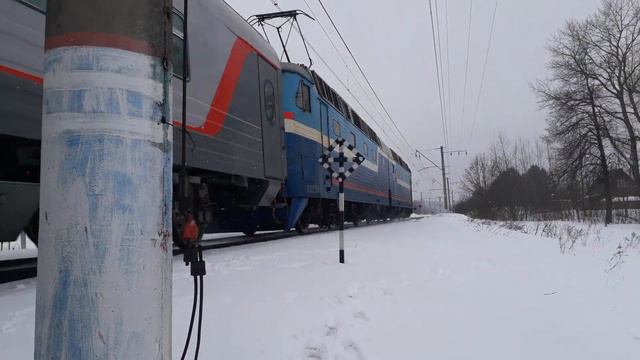 "Голубой!"Электровоз ЧС7-032 с пассажирским поездом "Ярославль-Москва" смотреть онлайн