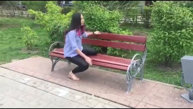 Как правильно садиться на лавочку смотреть онлайн