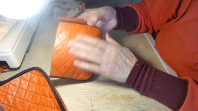 Женская малогабаритная, но вместительная сумочка , своими руками. смотреть онлайн